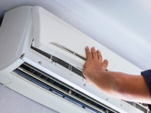 Persona comprobando funcionamiento de aire acondicionado